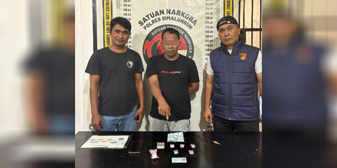 Petugas kepolisian mengamankan barang bukti sabu di Simalungun