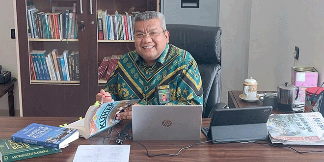 Majelis hakim Pengadilan Tinggi memeriksa berkas perkara banding