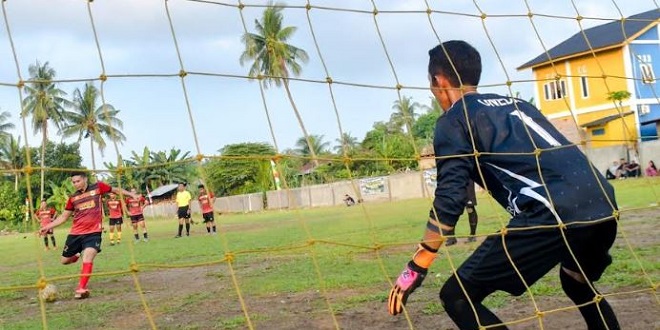 Pertandingan Sergai FC melawan Pemdes Sukasari di lapangan Desa Sukasari