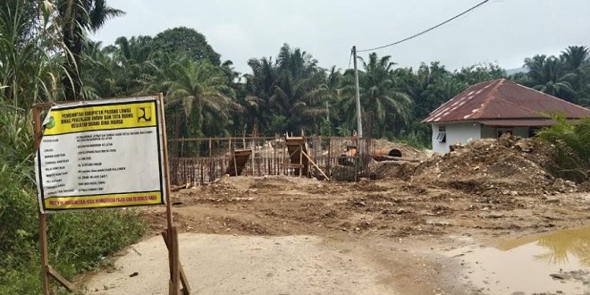 Proyek pembangunan Jembatan Sungai Siabu di Desa Batang Bulu Baru