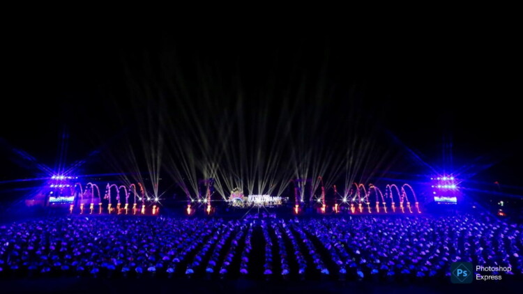 Pertunjukan Gandrung Sewu 2026 di Pantai Marina Boom dengan kostum bercahaya dan drone fireworks