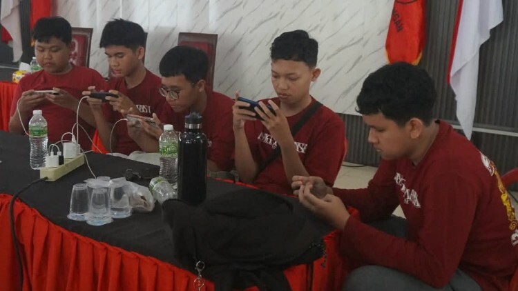 Suasana Merah Muda Fest Mobile Legends di kantor DPC PDI Perjuangan Gresik
