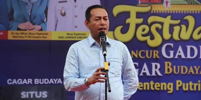 Warga memakai masker menghadapi kabut asap di Medan