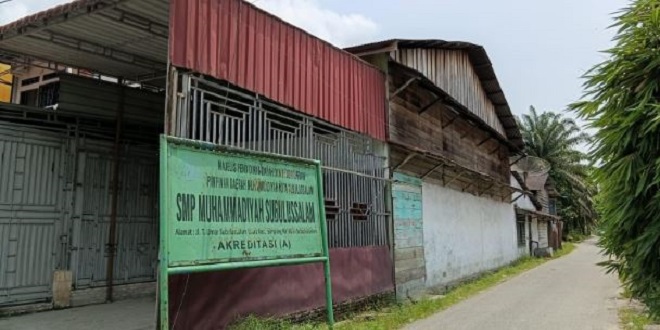 Gedung dan aktivitas belajar SMP Muhammadiyah Subulussalam di Jalan Teuku Umar