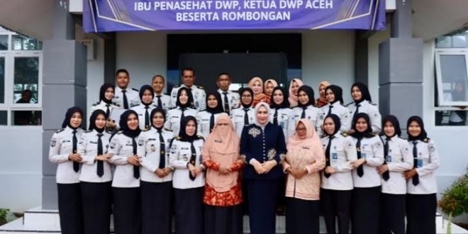 Penasehat DWP Aceh bersama anak binaan LPKA Lambaro saat kunjungan dan pembagian bantuan
