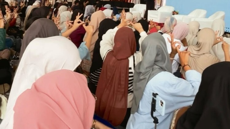 Peserta belajar bahasa isyarat dan membuat ecoprint di Merah Muda Fest 2026 Lapangan Banteng