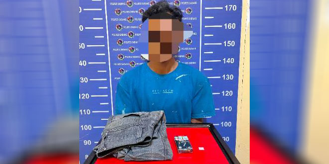 Petugas Satresnarkoba Polres Sabang membawa barang bukti narkotika