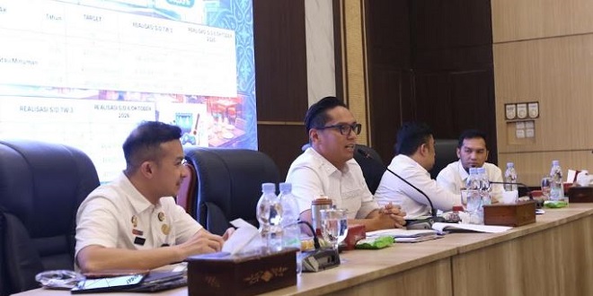 Wali Kota Medan Rico Waas memberi arahan dalam rapat evaluasi pajak daerah