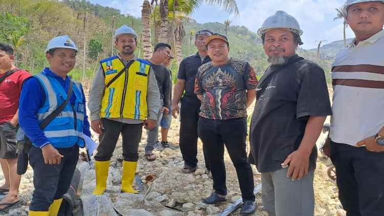 Pembangunan talud penahan banjir di Sungai Temon, Desa Ngares, Trenggalek
