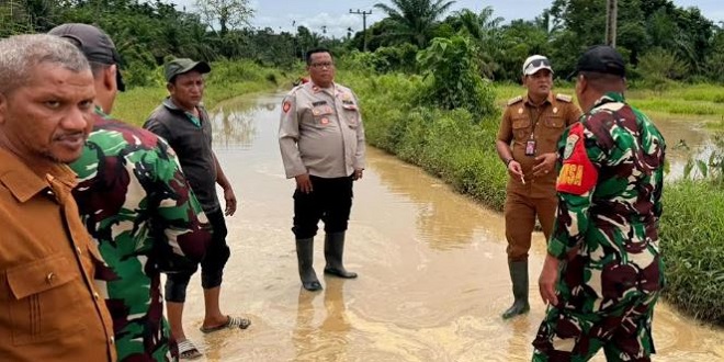 Permukiman dan jalan tergenang banjir di Pante Bidari, Aceh Timur