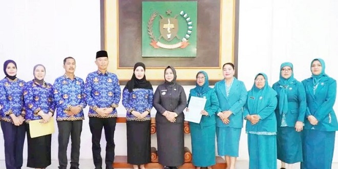 Plt Bupati Langkat menyerahkan SK penetapan Plt Ketua TP PKK kepada Rosda Neli di Rumah Dinas