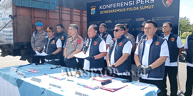 Truk angkut goni pakaian di jalan tol antara Bandung dan Medan