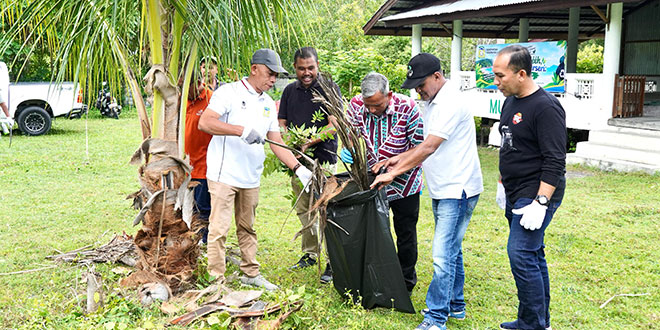 Peserta berfoto bersama setelah aksi bersih World Cleanup Day di Jalan Raya Lampuuk, Aceh Besar