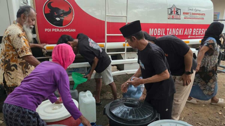 Mobil tangki air menyalurkan air bersih di Dusun Sumberurip, Banyuwangi