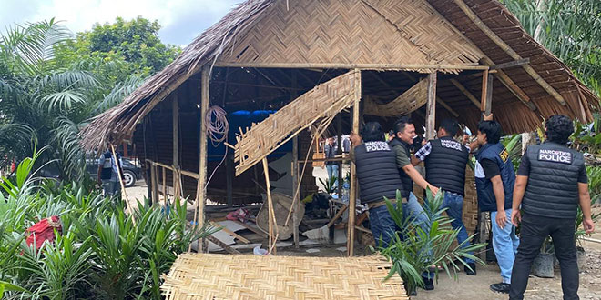 Petugas saat melakukan penggerebekan dan membongkar gubuk di Binjai Utara