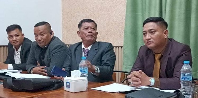 Ilustrasi pengadilan dan dokumen putusan hukum terkait pengangkatan rektor