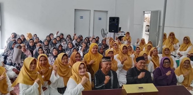 Peserta dan panitia acara Maulid Nabi di Perkampungan Ramah Lansia Medan