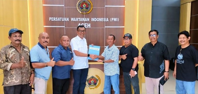 T. Haris Fadhillah menyerahkan berkas pendaftaran di Sekretariat Konferprov PWI Aceh