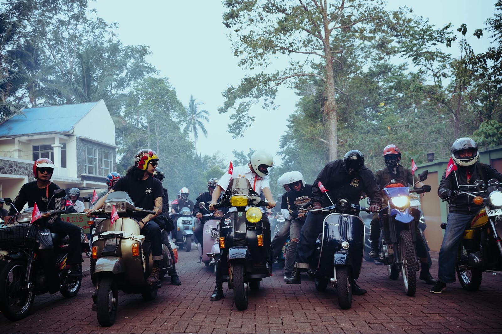 Riding bersama komunitas motor di Tomohon saat acara Sunset Ride x Motul, peserta melintas dari Air Terjun Tekaan Telu