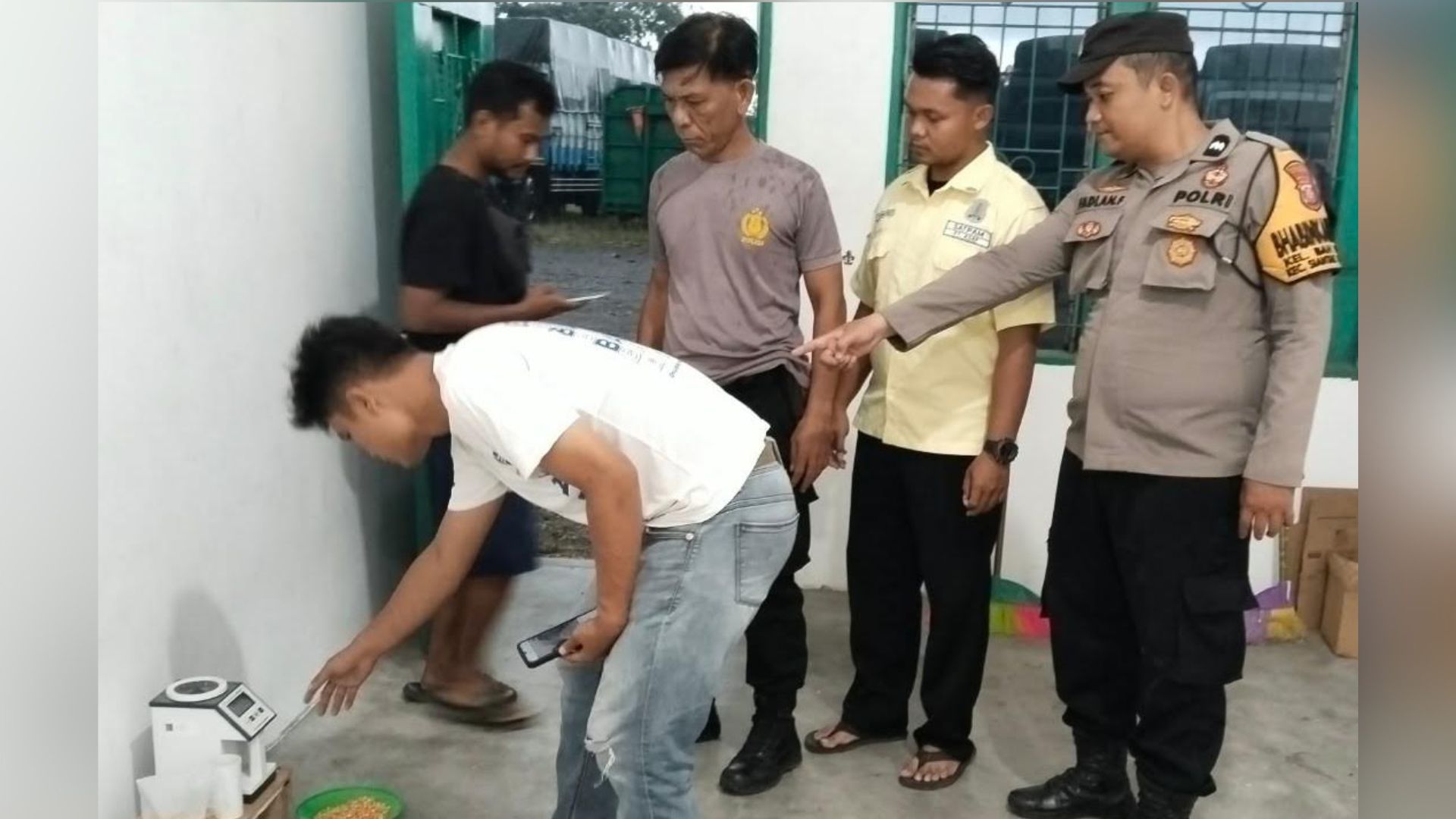 Petugas Polsek mendampingi petani saat penjualan jagung 2,1 ton ke gudang Bulog Pematangsiantar