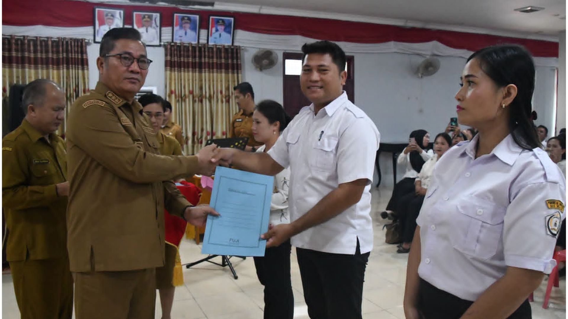 Penyerahan SK perpanjangan PPPK paruh waktu di Aula Kantor Bupati Nias Selatan