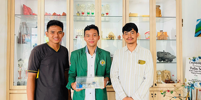 Arya Dwi Ardhana Wibowo mempresentasikan kacamata pintar Hearo-Tech dan prototipe Nutrivision