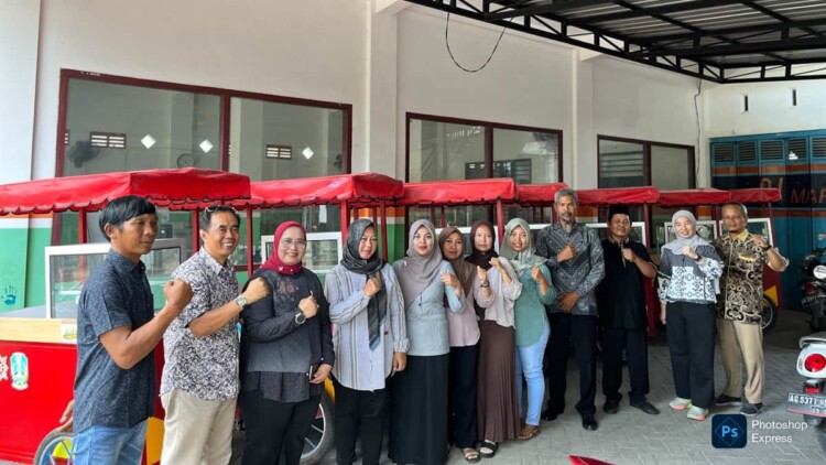 Erma Susanti menyerahkan gerobak kepada pelaku UMKM di Desa Tulungrejo, Tulungagung