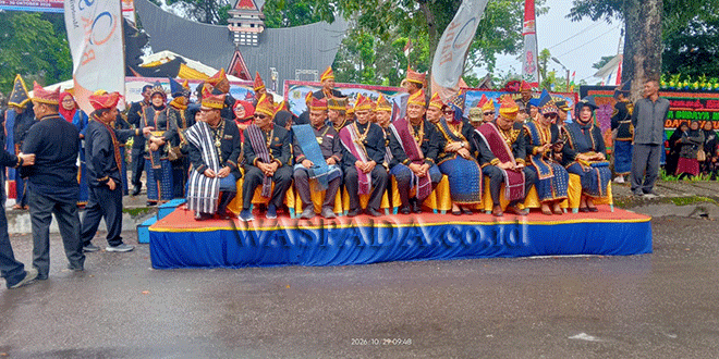 Penampil dan pengunjung pada Pesta Budaya Njuah-Njuah di Gedung Nasional Djauli Manik Sidikalang