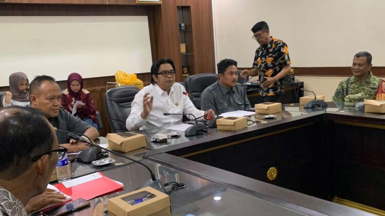 Rapat DPRD Jember membahas kepengurusan Kelompok Tani di Lojejer