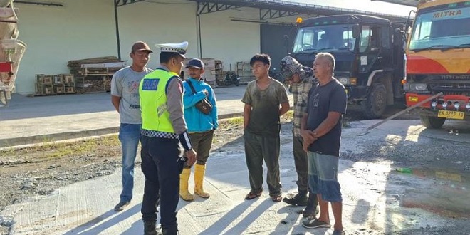 Personel Satlantas Polres Simalungun beri edukasi Polantas Karib di Nagori Pematang Simalungun