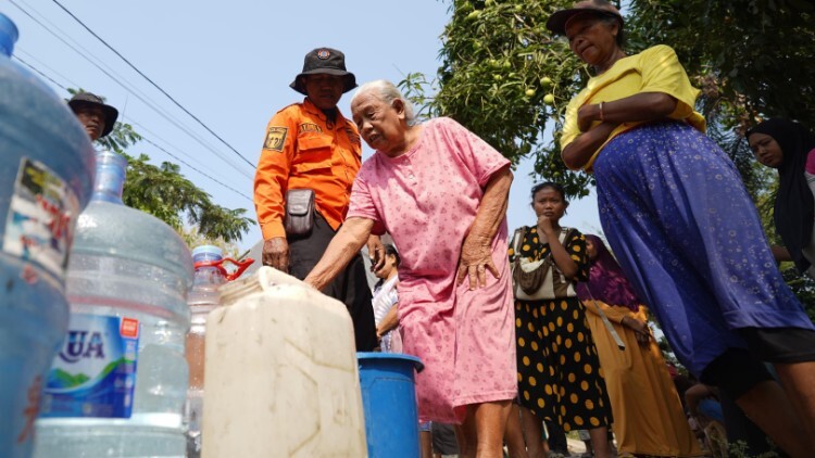 Distribusi bantuan air bersih untuk warga Desa Surat, Kabupaten Kediri