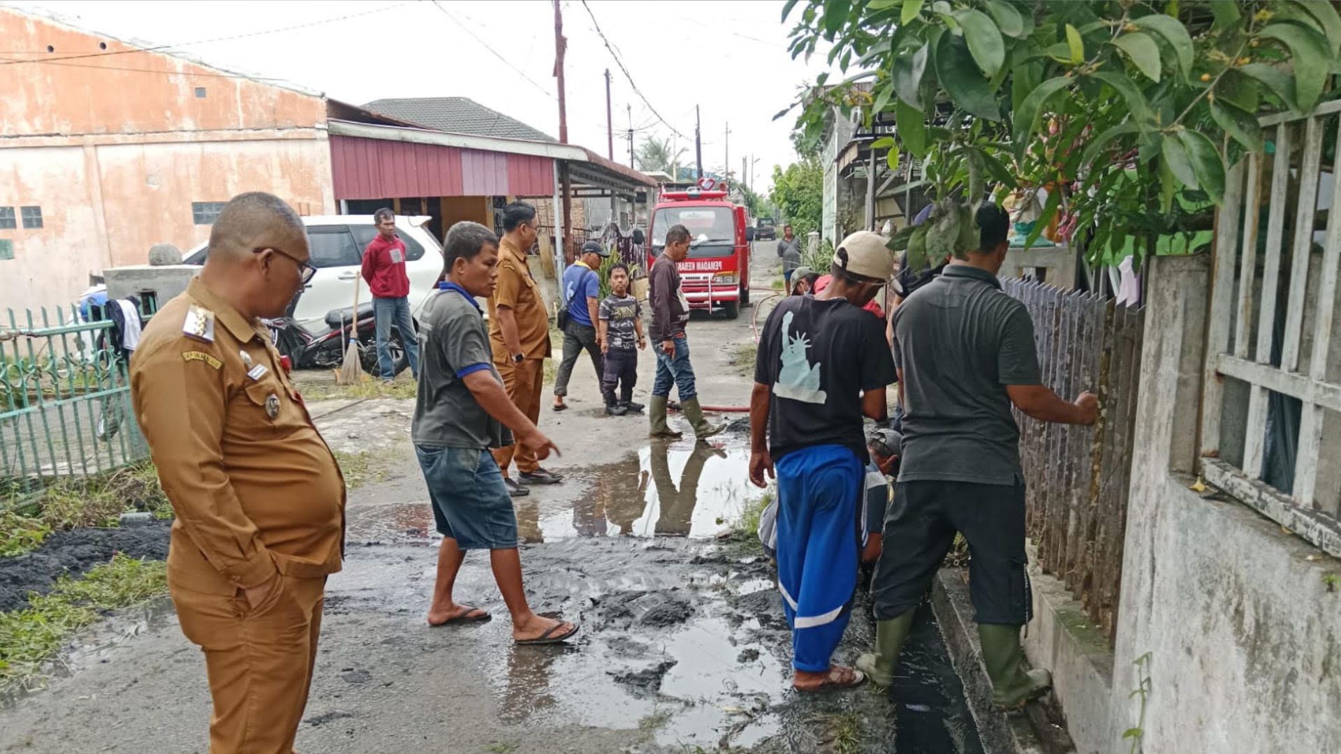 Camat Siantar Marihat dan petugas membersihkan drainase di Gang Kana, Kelurahan Sukamakmur