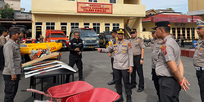 Kapolres Sibolga memeriksa peralatan kesiapsiagaan bencana di Lapangan Apel