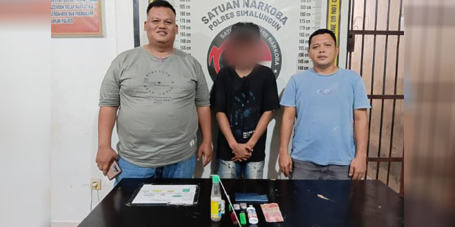 Petugas polisi melakukan penggerebekan bekas kedai narkoba di Simalungun