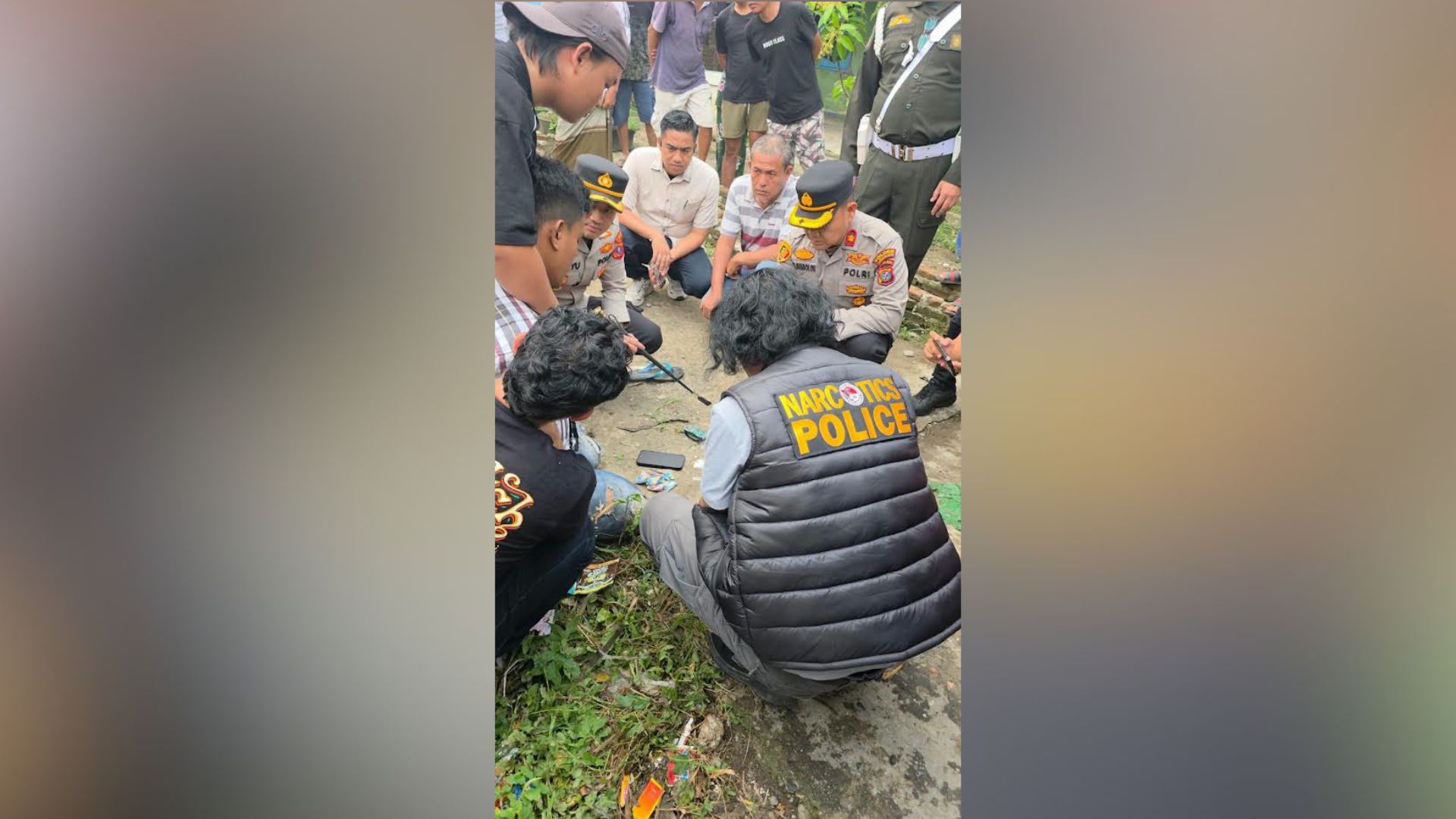 Petugas Polres Labuhanbatu saat operasi penggerebekan narkotika dan barang bukti sabu