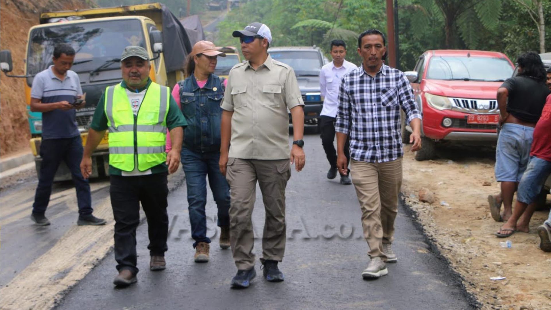 Bupati Tapanuli Utara meninjau rekonstruksi Jalan Salib Kasih–Simanampang di Siatas Barita