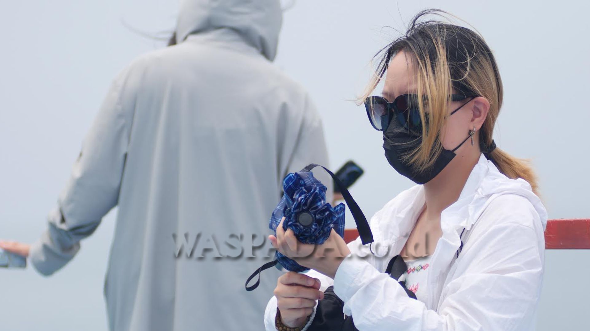 Wisatawan keluhkan kabut asap pekat dan bau di kawasan Danau Toba, Parapat
