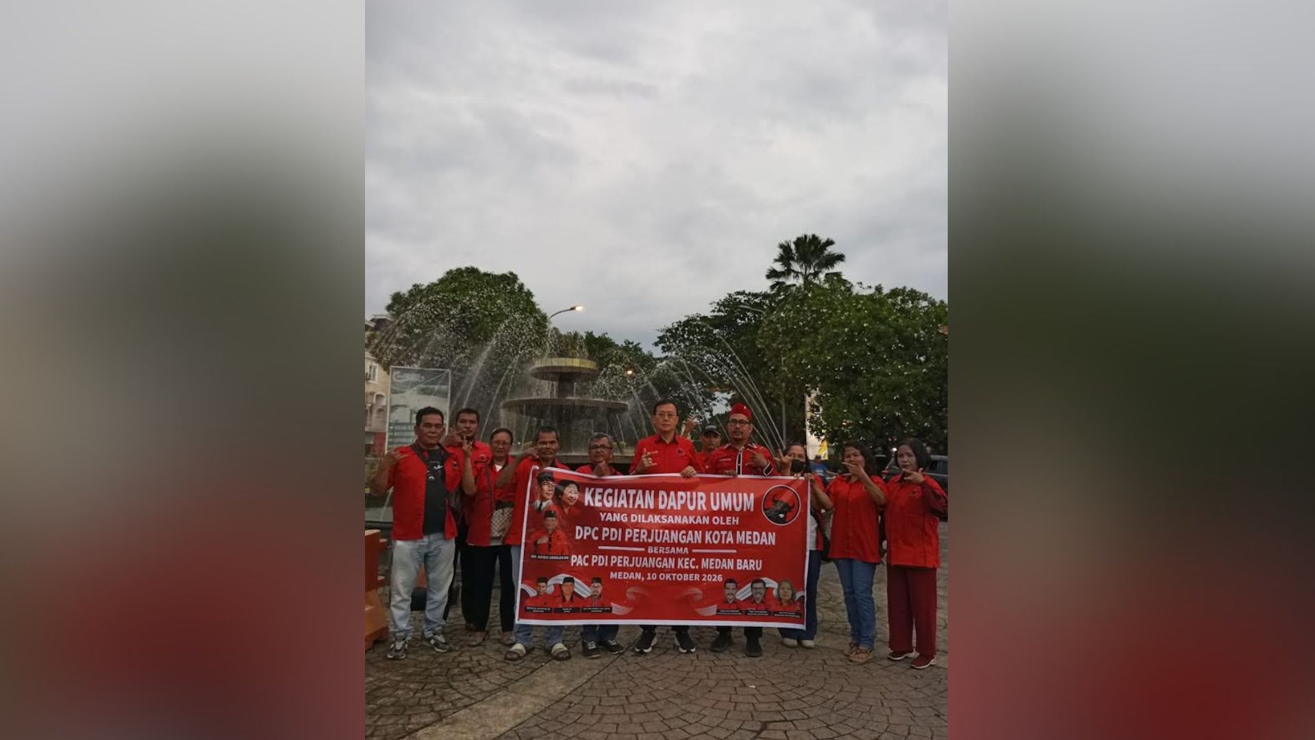Pembagian makanan Dapur Umum PDI Perjuangan di Jalan Djamin Ginting, Medan