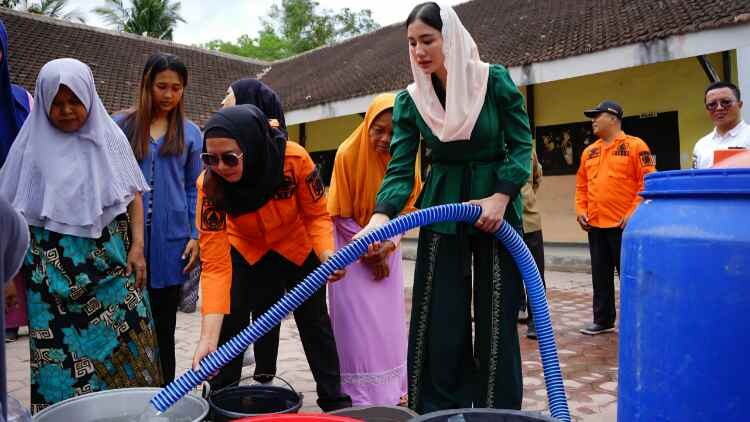 Penyaluran bantuan air bersih dan mesin pencacah limbah di Trenggalek