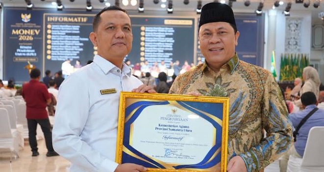 Kakanwil Kemenag Sumut menerima penghargaan KI Awards 2026 di Aula Raja Inal Siregar