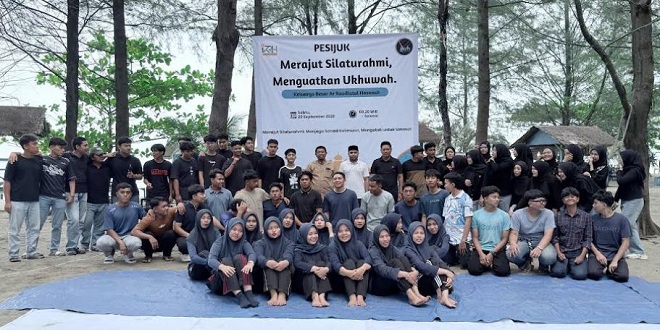 Tarian Saman pembuka peusijuk 34 alumni Raudhah Hasanah di Pantai Babah Kuala Leupung