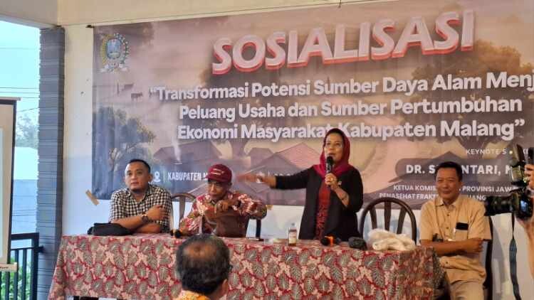 Sri Untari saat sosialisasi program zero waste di empat desa Kabupaten Malang