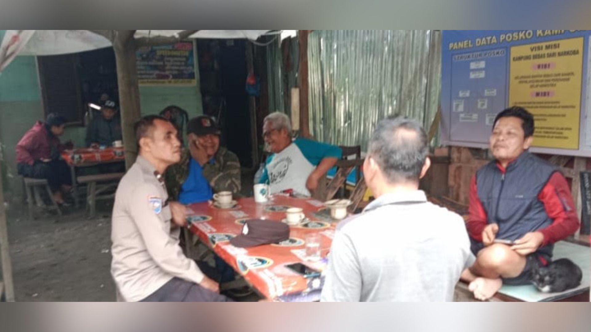 Bhabinkamtibmas Polsek Siantar Barat saat patroli Kampung Bebas Narkoba
