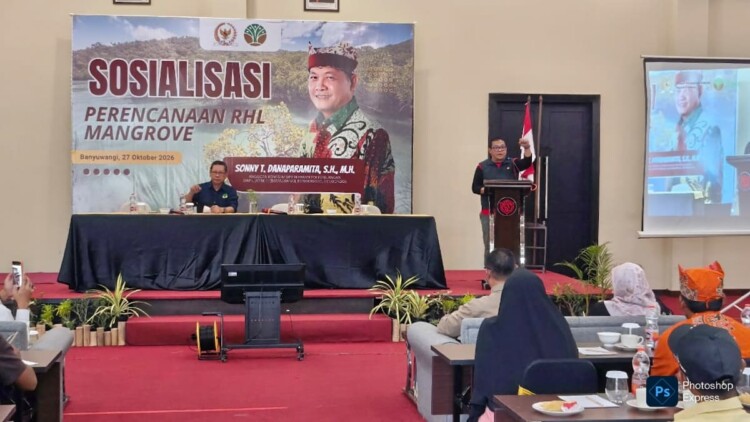 Sonny T. Danaparamita berbicara saat sosialisasi rehabilitasi mangrove di Banyuwangi