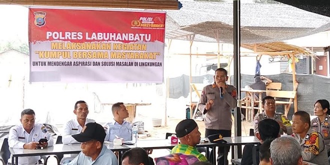 Sat Binmas Polres Labuhanbatu berkumpul dengan warga di Warung Kopi KRK Rantauprapat