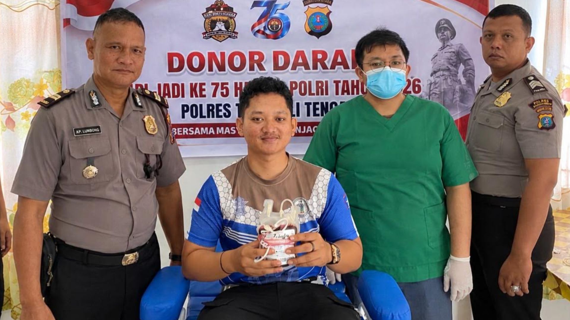 Personel Polres Tapteng sedang mendonorkan darah di UTD RSUD Pandan