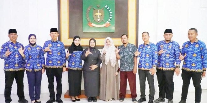 Plt. Bupati Langkat Tiorita menerima audiensi penerima beasiswa di Rumah Dinas Bupati