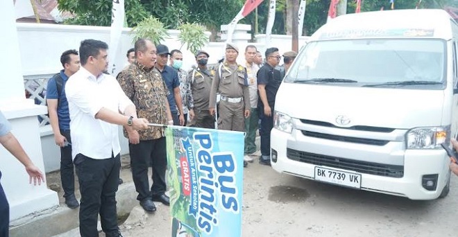 Bupati Asahan mendampingi Gubernur melepas Bus Perintis untuk pelajar