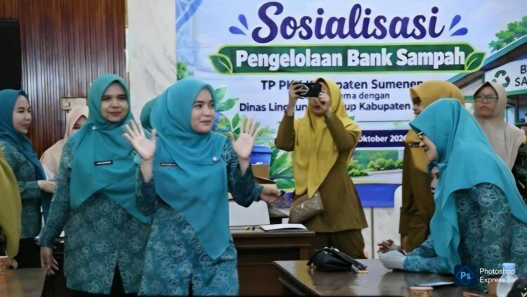 Ketua TP-PKK Nia Kurnia Fauzi saat sosialisasi Bank Sampah di Sumenep
