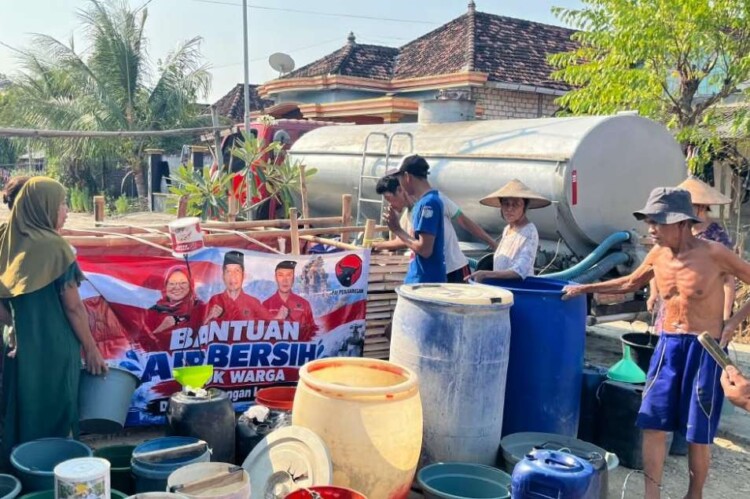 Relawan dan petugas menurunkan tangki air bersih untuk warga terdampak kekeringan di Lamongan